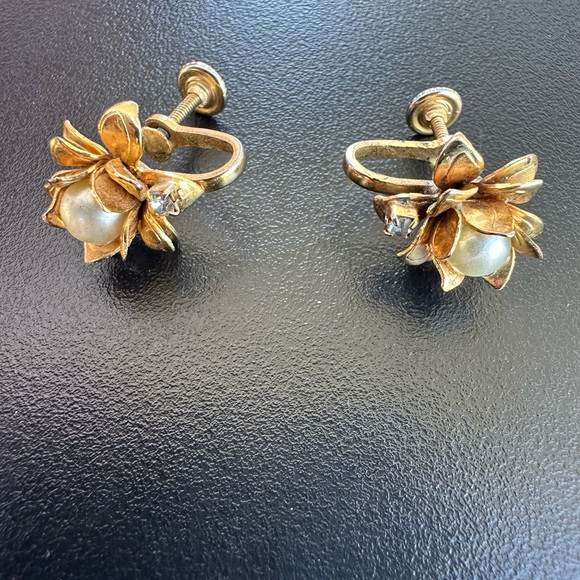 Vintage Floral With Faux Pearl screw-back clip on earrings - Picture 2 of 4